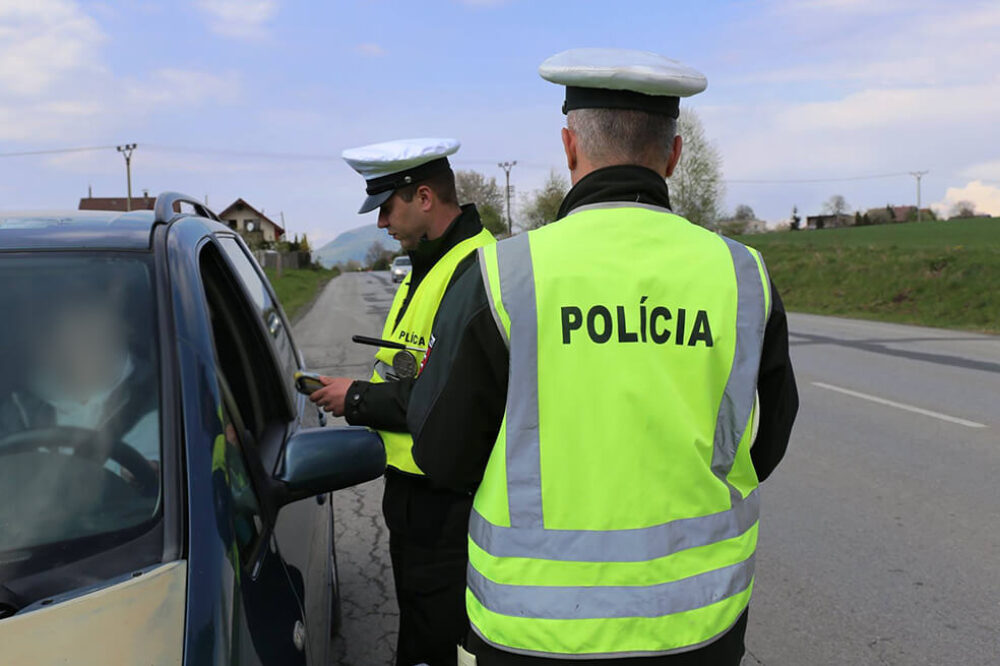 Policajné hliadky zastavili opitých šoférov, našli aj drogu