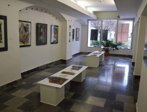 Šarišská galéria vystavuje Variácie Alice Vojčíkovej-Gabdzilovej