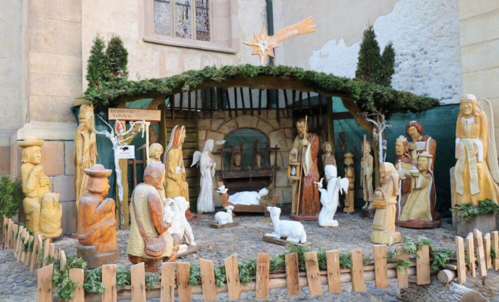 Vianočnú atmosféru dotvára drevený Betlehem