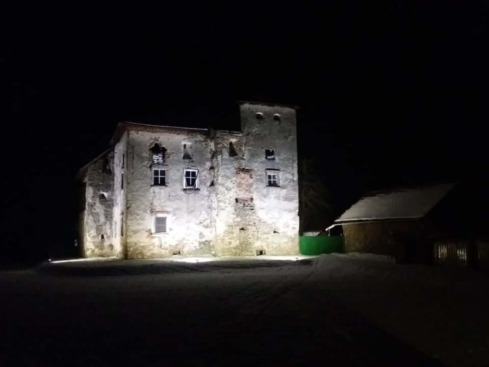 Kaštieľ v Pečovskej Novej Vsi je už osvetlený, púta pozornosť aj v noci