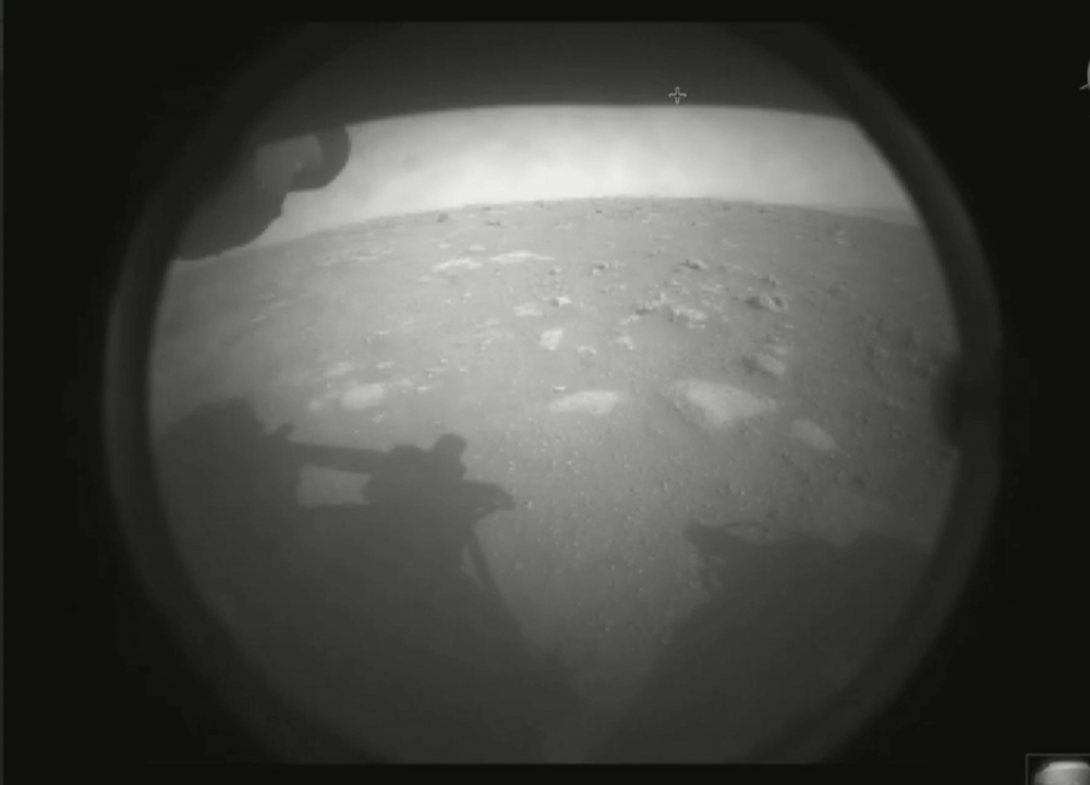 Rover Perseverance pristál na Marse a poslal prvé zábery, bude hľadať dôkazy o živote