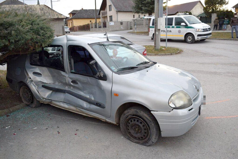 Pod vplyvom alkoholu nabúral cudzie auto