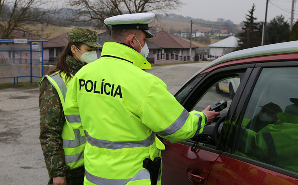 Hliadky tento rok zachytili na cestách 369 opitých vodičov aj cyklistov