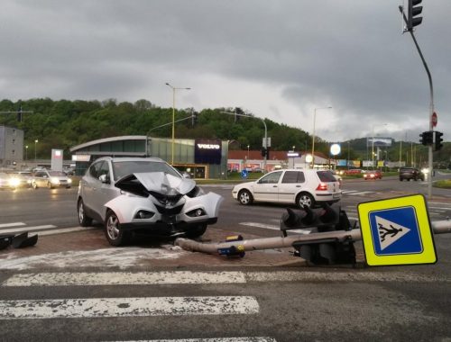 Nehoda vyradila semafor na frekventovanej križovatke