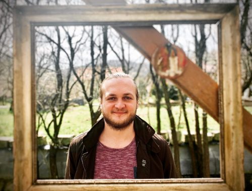 Spevák Akustiky Pavol Kovaľ vydáva sólový album Pozerám do výšky