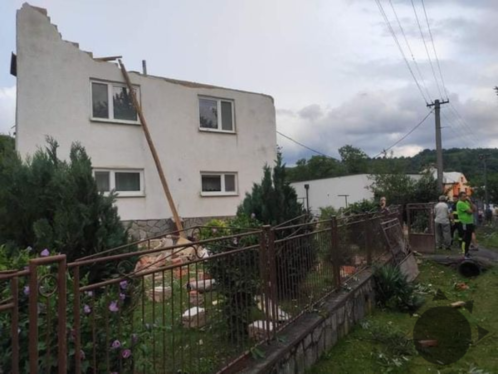 Tornádo sa vyskytlo východne od Prešova a poškodilo niekoľko domov