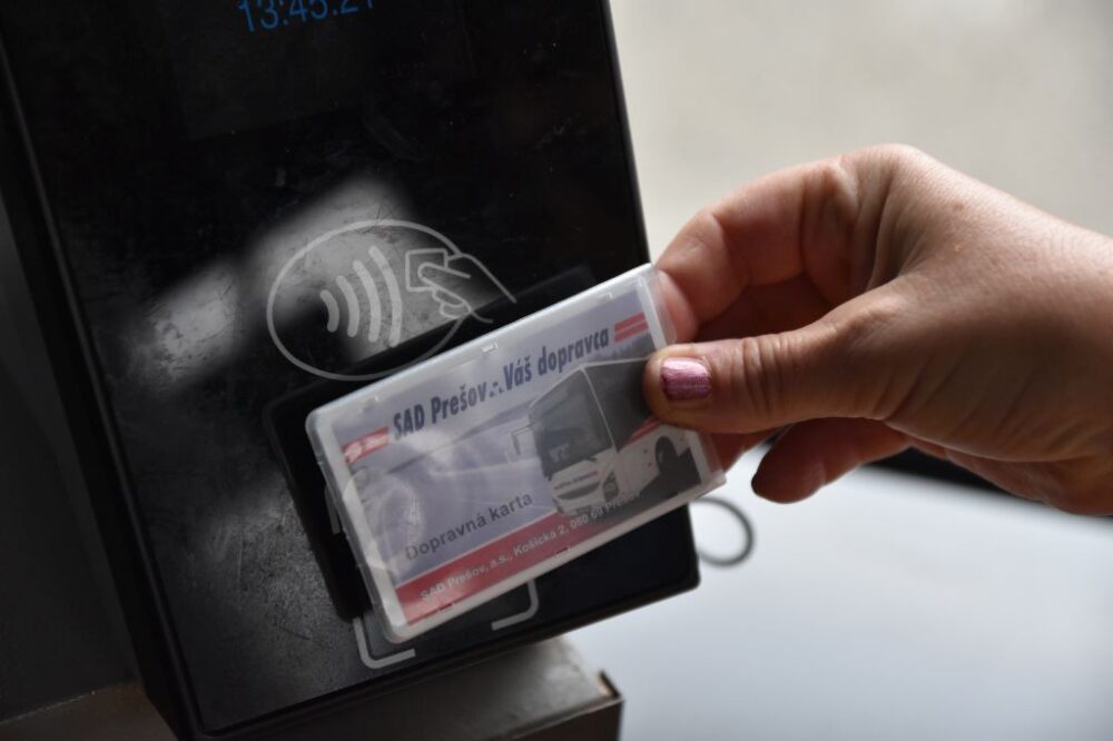 Viac ako tritisíc východniarov získalo nové dopravné karty zdarma