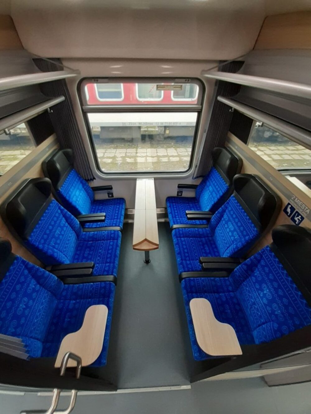 Diaľkové vlaky zdobia vozne s čičmianskym vzorom