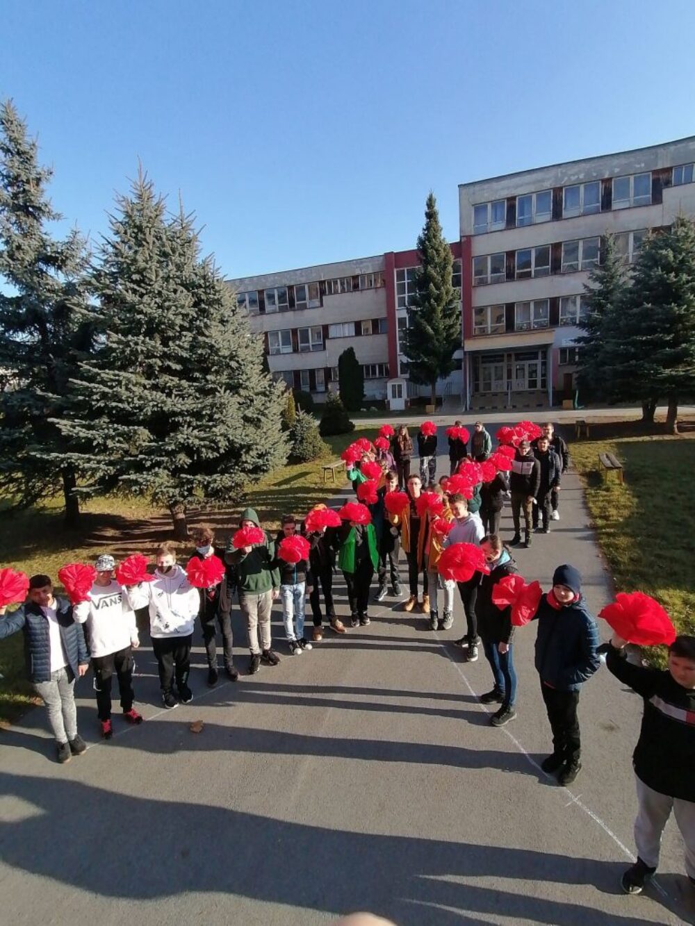Žiaci ZŠ Važecká sa zapojili do kampane Červené stužky