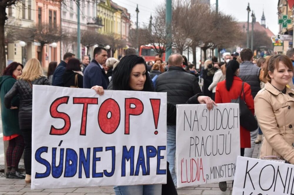 Pred Krajským súdom v Prešove protestovali proti súdnej mape