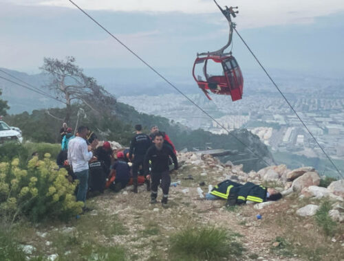 V Turecku zahynula jedna osoba po páde kabínky z lanovky, záchranári musia vyslobodiť desiatky ľudí (video+foto)