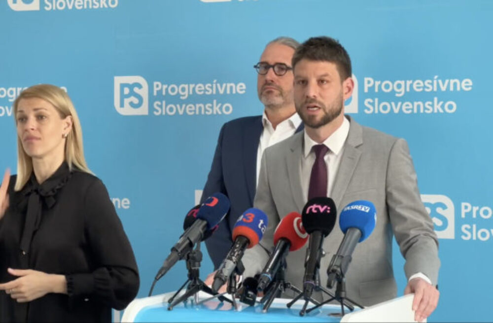 „Videopremiér“ Fico riskuje straty z eurofondov a spolu s vládou sa vyhovárajú ako malé deti, opätovne upozorňujú progresívci (video)