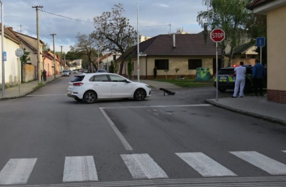 Žena na elektrickej kolobežke nedala prednosť v jazde a vošla na hlavnú cestu, viezla pritom aj deväť ročnú dcéru (foto)