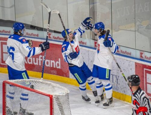 Slovenskí hokejisti do 18 rokov uspeli v záverečnom súboji, rozdrvili Nórov a postupujú do štvrťfinále