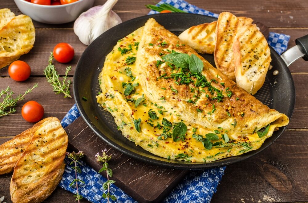 Recept na omeletu nadýchanú ako sen. Zabudnite na nudné vajíčka – tieto vás okamžite nakopnú