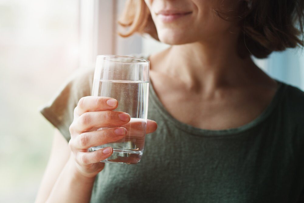 Je zdravé piť vodu tesne pred spaním? Odpoveď nie je jednoznačná