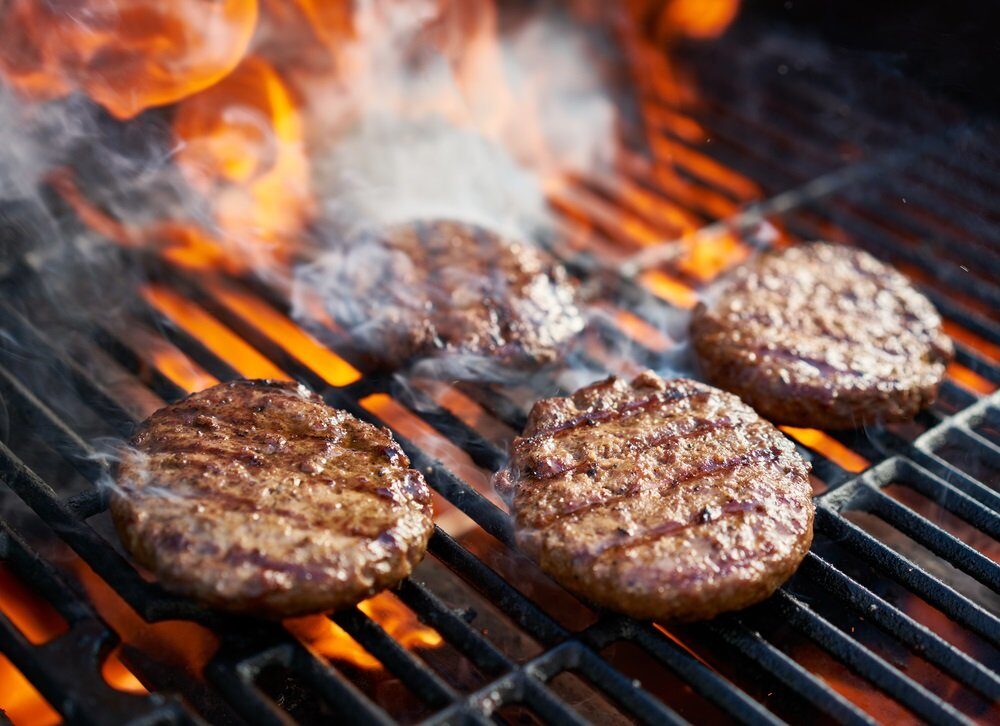 Najlepšie hamburgery na grilovanie. Hlavnú úlohu tu zohráva najkvalitnejšie mäso a prílohy.
