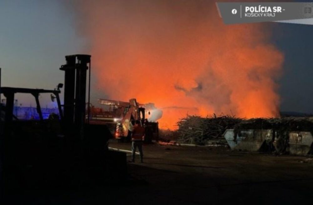 V obci Čaňa vypukol veľký požiar, poškodené boli viaceré objekty (video+foto)