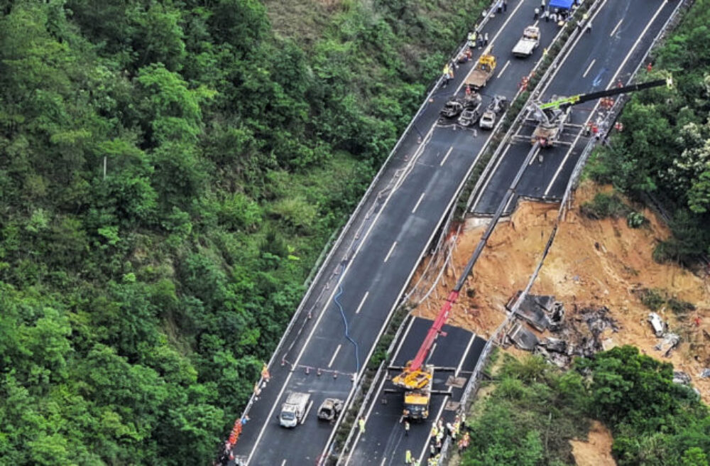 V Číne sa sa zrútila časť diaľnice, incident neprežilo najmenej 24 ľudí