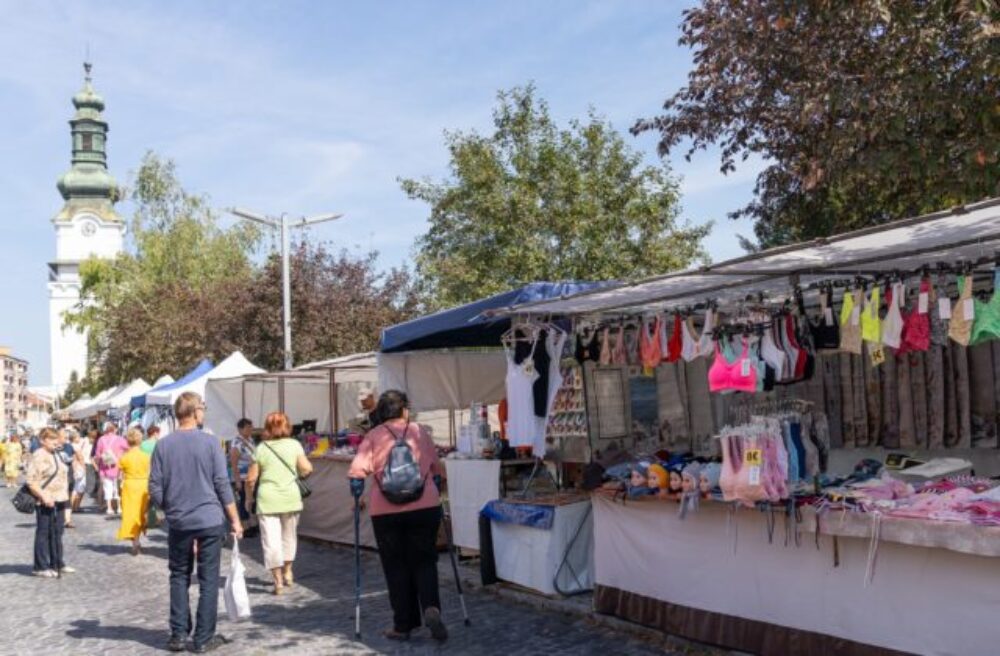 Predajca, ktorý na jarmoku ponúkal srdcia s heslami Hlinkovej gardy, čelí obžalobe