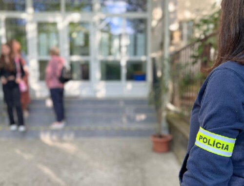 Policajti v súvislosti s nahlásenými výbušninami zvýšili monitoring škôl, dohliadajú na bezpečnosť žiakov (foto)