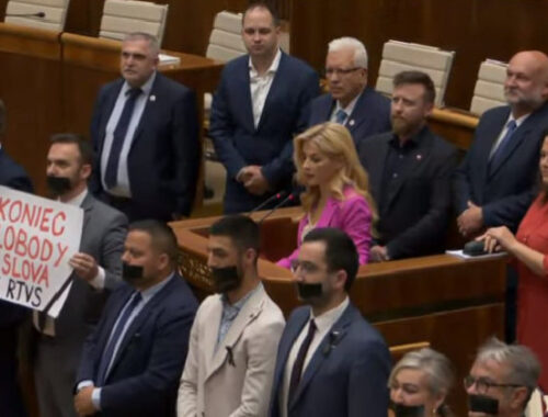 Poslanci sa v parlamente postavili pred rečnícky pult so zalepenými ústami a transparentom „koniec slobody slova v RTVS“ (video)