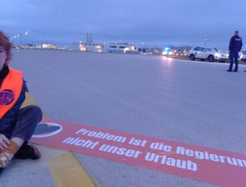 Letisko v Mníchove na niekoľko hodín uzavreli, protestujúcich klimatických aktivistov zatkla polícia (foto)