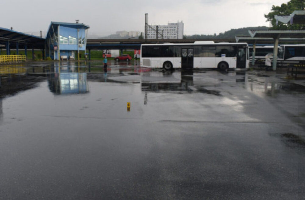 Autobus vliekol zakliesnenú dôchodkyňu približne dvesto metrov, utrpela vážne zranenia (foto)