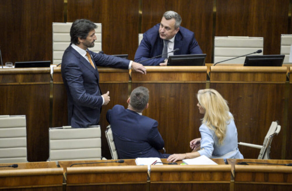 Poslanci parlamentu otvorili rokovací deň diskusiou o vládnom návrhu zákona o Slovenskej televízii a rozhlase