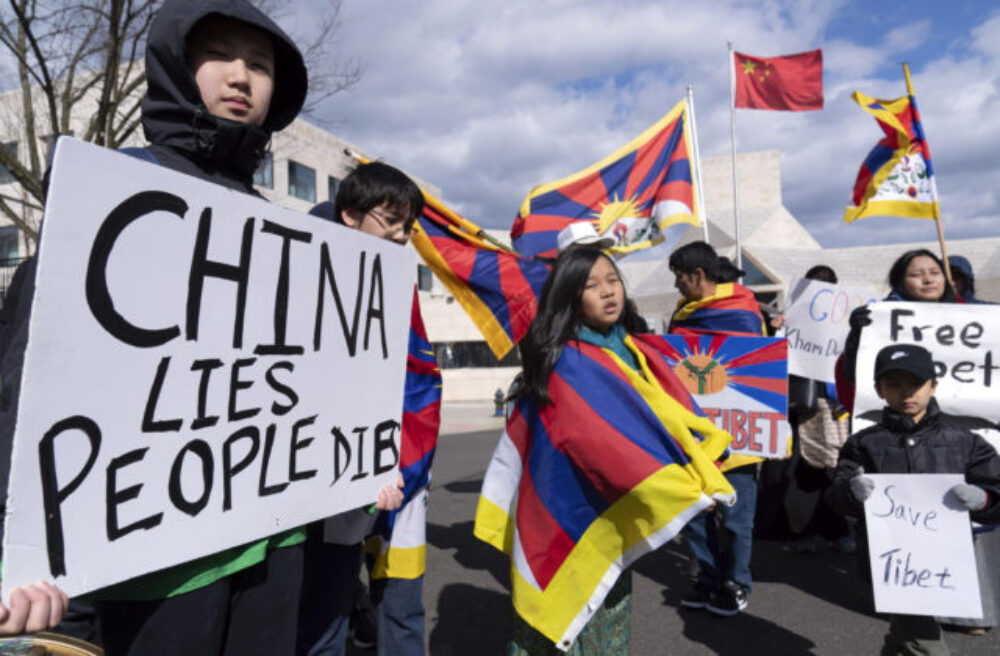 Čína urýchľuje násilnú urbanizáciu dedinských Tibeťanov a núti ich prijať mandarínčinu, tvrdí ľudskoprávna organizácia