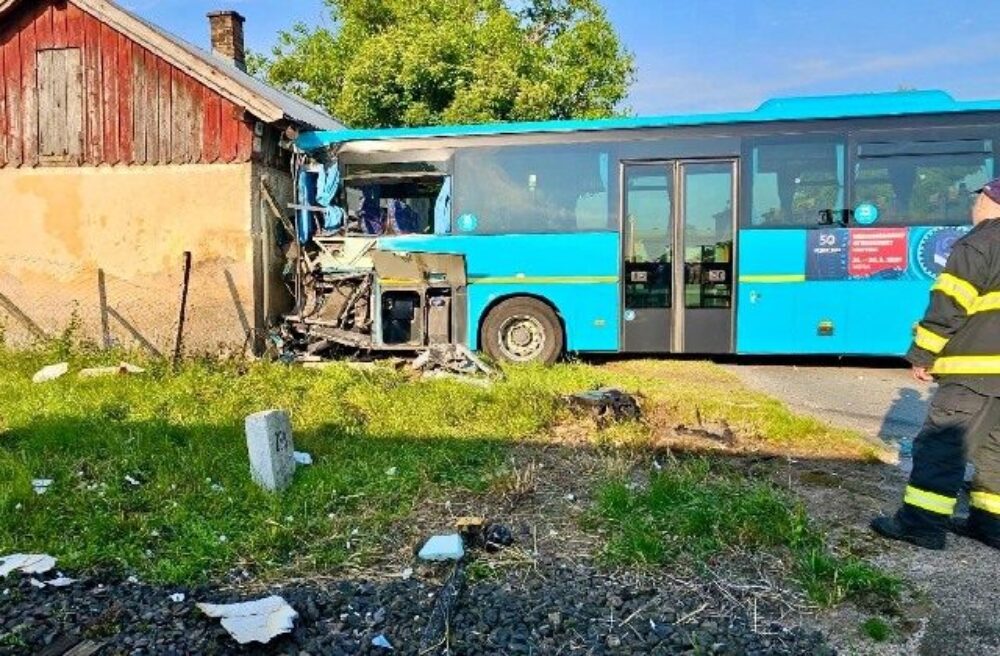 Dopravná nehoda v Ivanke pri Nitre, na železničnom priecestí sa zrazil vlak s autobusom (foto)