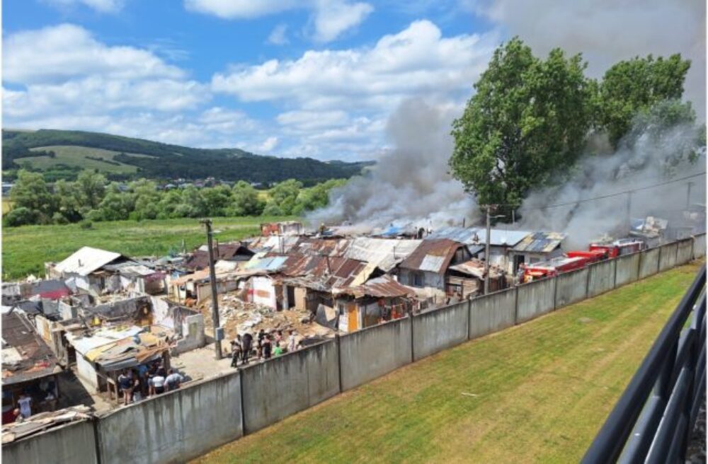 Jednoduché obydlia v Stropkove zachvátil požiar, na mieste zasahujú dve desiatky hasičov
