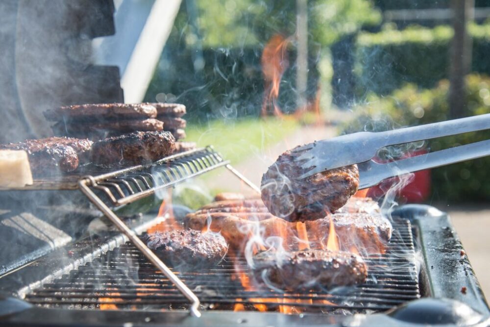 Zabudnite na rezne v máji. Naservírujte šťavnaté hamburgery priamo z grilu a každý si bude pýtať ďalšie