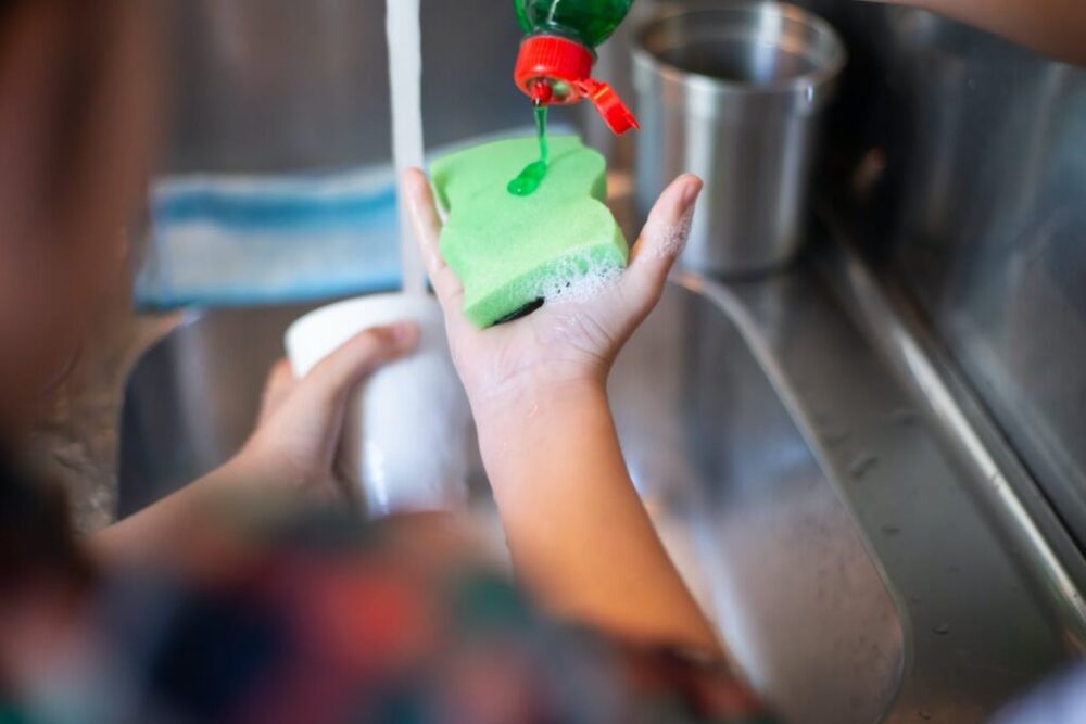 Je šetrnejšie umývanie riadu v umývačke či ručne? Ostanete pekne šokovaní