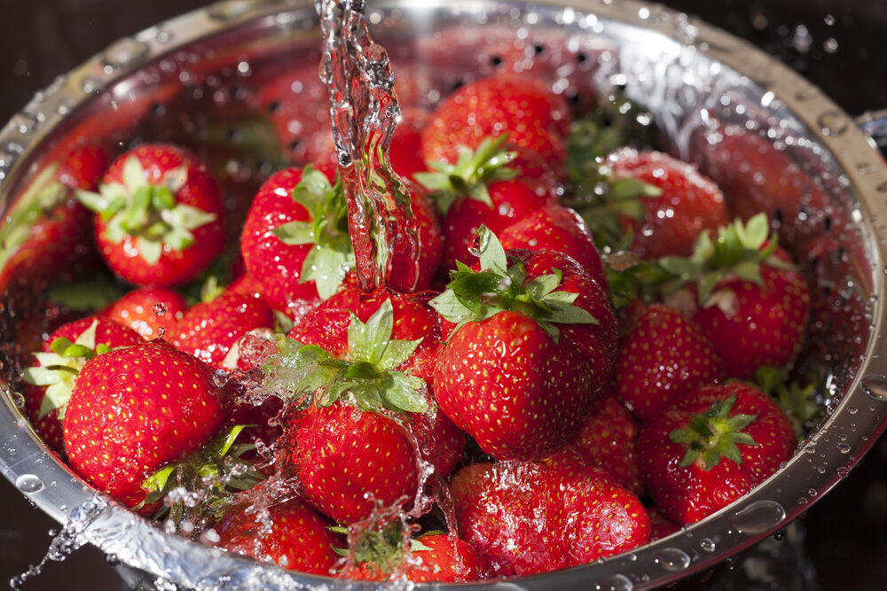 Samotné umývanie nestačí. Ak pridáte čajovú lyžičku, jahody zostanú dlhšie čerstvé a nebudú sa tak rýchlo kaziť
