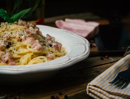 Klasické carbonara som sa naučila na dovolenke v Ríme. Ako hovorievala „Nonna“, päť ingrediencií a „basta“