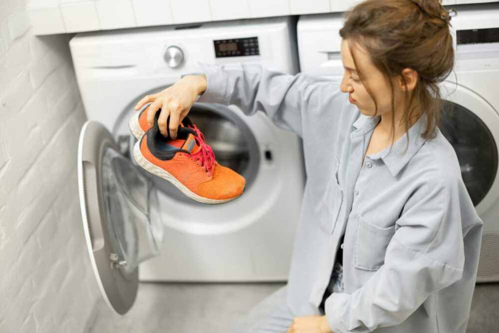 Ako periete topánky v práčke? Použite jednoduchý trik a nezničíte ich