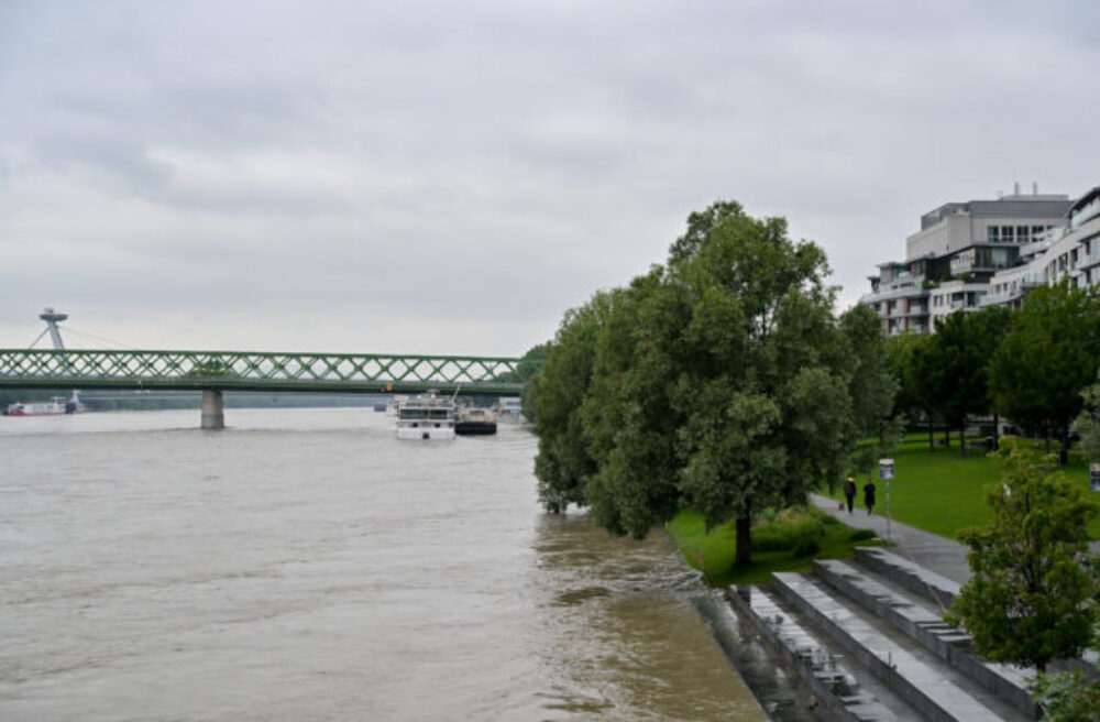 Hladina Dunaja aj Moravy stúpa, v Bratislave uzatvorili dolné parkovisko na Tyršovom nábreží