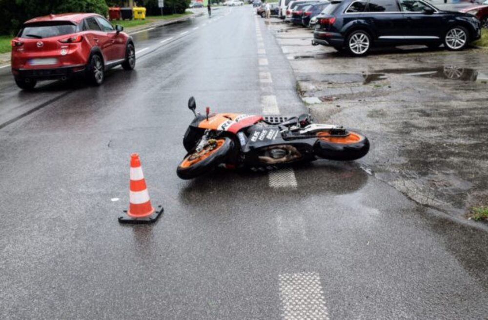 Motorkár dostal v Šali šmyk a spadol pod protiidúce auto, 44-ročný muž nehodu neprežil (foto)