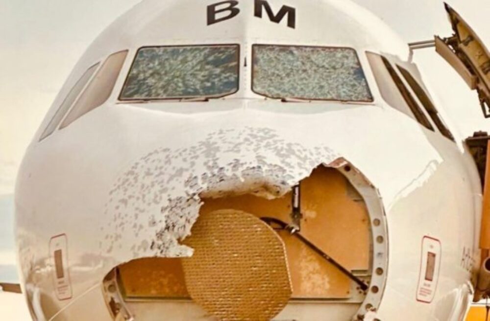 Lietadlo vletelo do búrky, vo Viedni pristálo ťažko poškodené (foto)