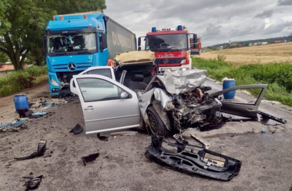 Za obcou Rajčany došlo k čelnej zrážke osobného auta s kamiónom, vodič Volkswagenu Bora nehodu neprežil