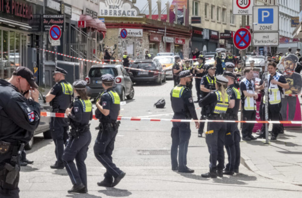 Nemecká polícia postrelila v Hamburgu muža so sekerou (video+foto)