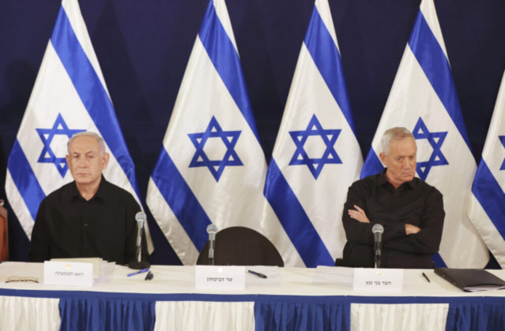 Netanjahu rozpustil vojnový kabinet, stal sa tak závislým na krajne pravicových spojencoch