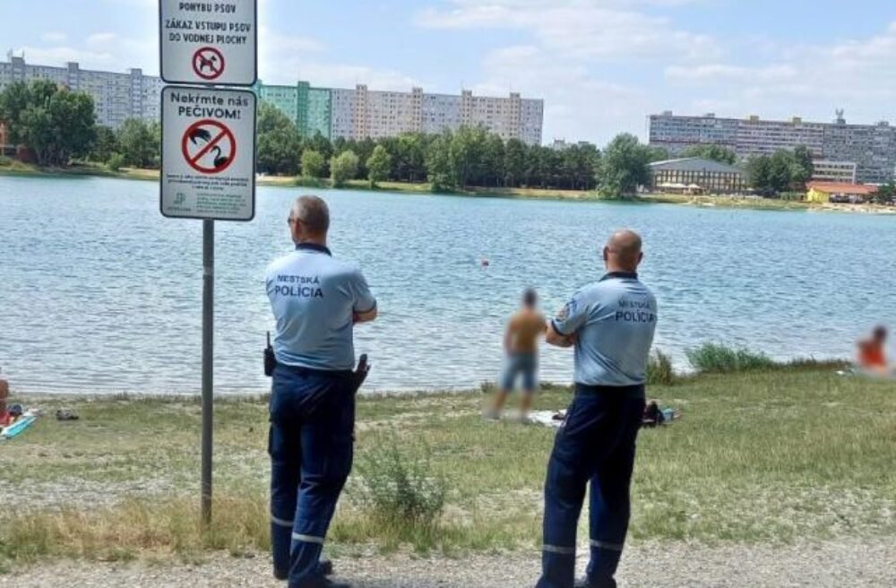 Chystáte sa na kúpalisko či k jazeru? Mestská polícia v Bratislave upozorňuje na zlodejov