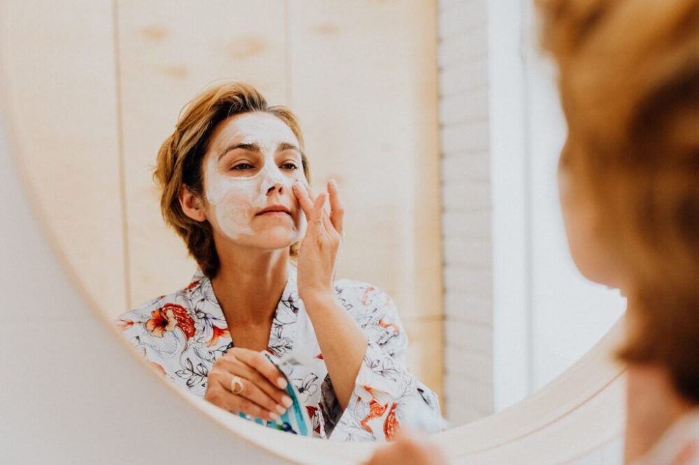 Vyberte ho zo skrinky, zmiešajte s vodou a naneste na tvár. Vyhladí vrásky ako botox a efekt bude ako po liftingu na klinike