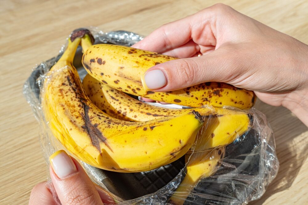 Takto postupujte aj pri koncoch banánov. Po zakúpení nezčernejú a vydržia čerstvé až 2 týždne.