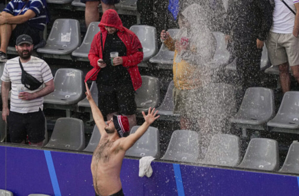 Vzduchom lietali stoličky aj fľaše, potýčky medzi fanúšikmi Holandska a Anglicka pred semifinále ME vo futbale zastavila až polícia