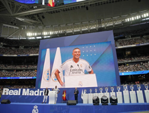 Real Madrid oficiálne predstavil Kyliana Mbappého fanúšikom, Francúz podpísal zmluvu na päť sezón (foto)