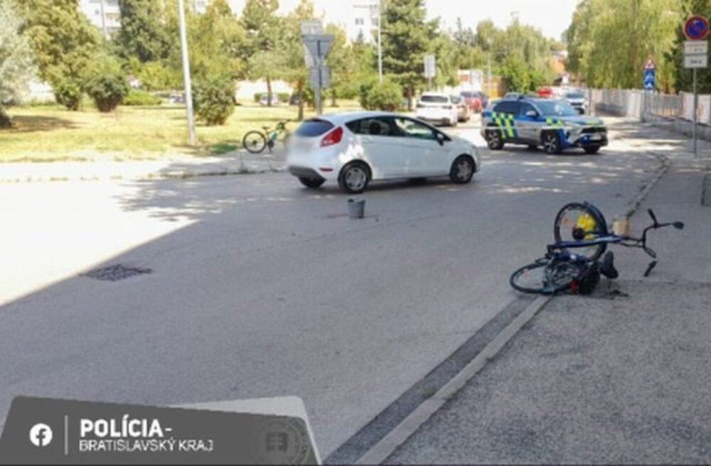 Vodič Fordu zrazil v Senci cyklistu, zraneniam podľahol pri prevoze do nemocnice (foto)