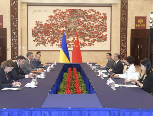 Čína podporuje územnú celistvosť Ukrajiny a hľadá dlhodobé riešenie ruskej vojny, vyhlásil Kuleba